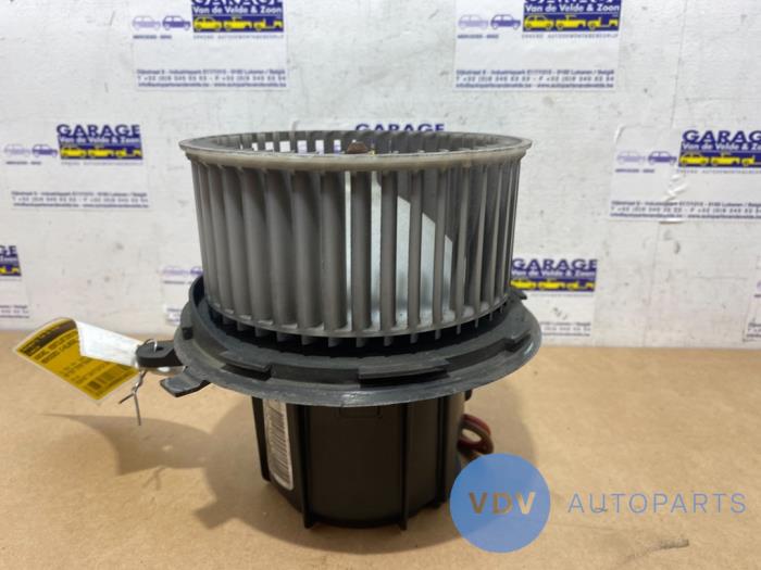 Heating and ventilation fan motor from a Mercedes-Benz C (W204) 2.2 C-200 CDI 16V BlueEFFICIENCY 2010