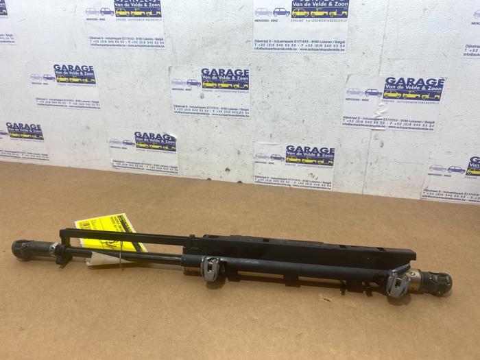 Convertible roof main ram cylinder
