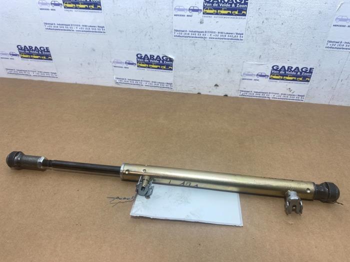 Convertible roof main ram cylinder