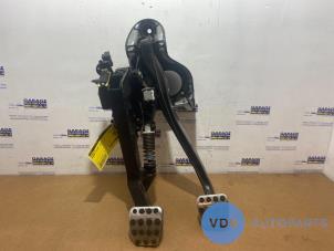 Używane Zestaw pedalów Mercedes C (W204) 1.8 C-180 CGI 16V Cena € 48,40 Z VAT oferowane przez Autoparts Van De Velde