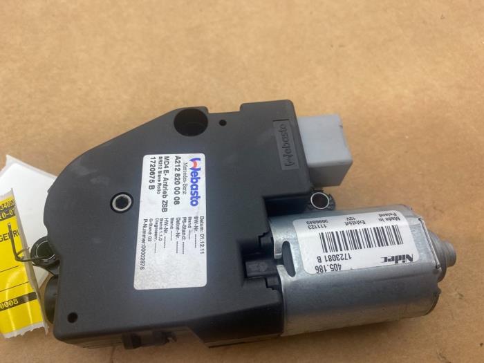 Sunroof motor Mercedes E E-220 CDI 16V BlueEfficiency - A2128200008