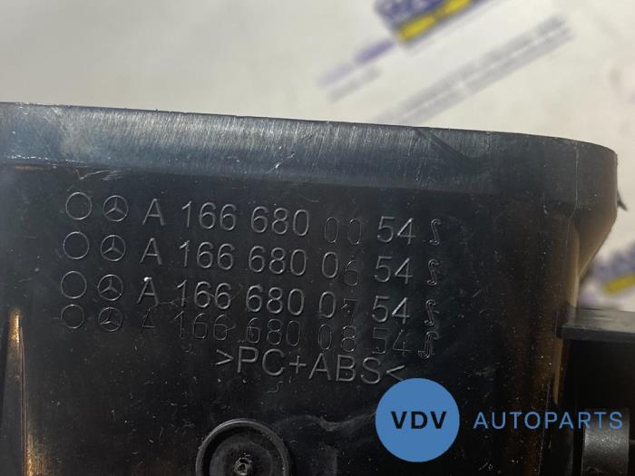 Dashboard vent from a Mercedes-Benz ML III (166) 3.0 ML-400 V6 24V Turbo 4-Matic 2014