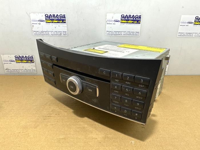 Używane Radio Mercedes E (W212) E-250 CDI 16V BlueEfficiency Cena € 181,50 Z VAT oferowane przez Autoparts Van De Velde