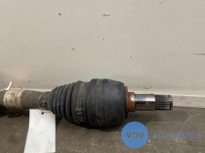 Front drive shaft, left from a Mercedes-Benz A (W176) 1.6 A-180 16V 2017