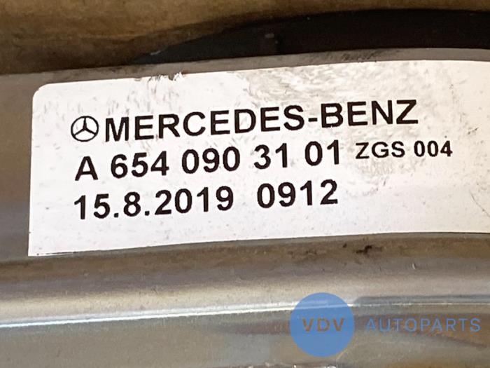 Kraftstofffilter van een Mercedes-Benz CLA (118.3) 1.3 CLA-200 Turbo 16V 2020