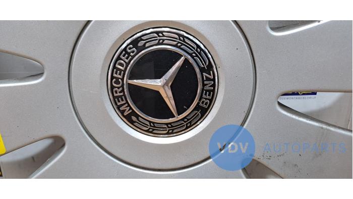 Tapacubos de un Mercedes-Benz B (W246,242) 1.8 B-180 CDI BlueEFFICIENCY 16V 2014