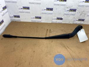 Used Front wiper arm Mercedes A (W169) 1.5 A-150 5-Drs. Price € 18,15 Inclusive VAT offered by Autoparts Van De Velde