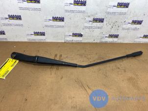 Used Front wiper arm Mercedes A (W169) 1.5 A-150 5-Drs. Price € 18,15 Inclusive VAT offered by Autoparts Van De Velde
