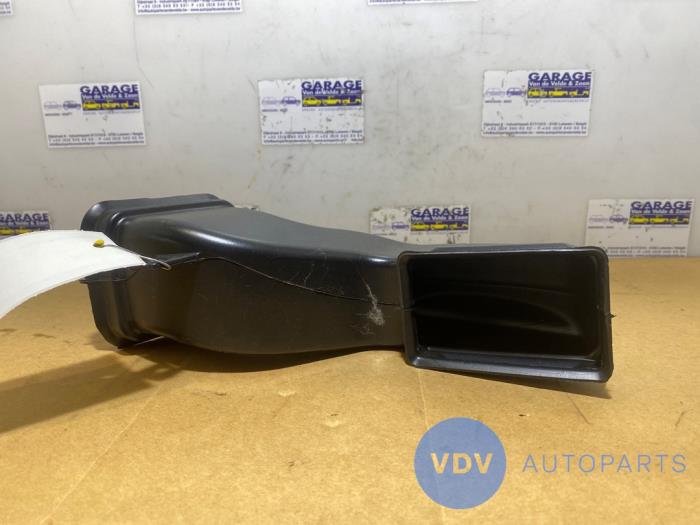 Air funnel from a Mercedes-Benz Vito (447.6) 2.2 116 CDI 16V 2016