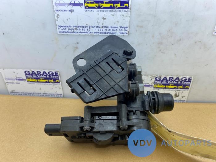 Electric heater valve from a Mercedes-Benz A (177.0) 1.3 A-200 Turbo 16V 2021