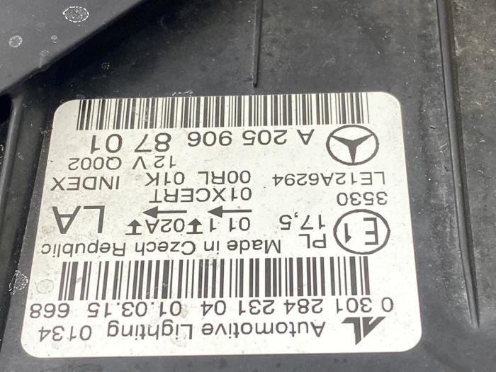 Phare gauche d'un Mercedes-Benz C (W205) C-220 2.2 CDI BlueTEC, C-220 d 16V 2015