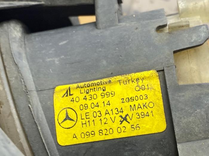 Pieza de parachoques derecha delante de un Mercedes-Benz A (W176) 1.5 A-180 CDI, A-180d 16V 2017