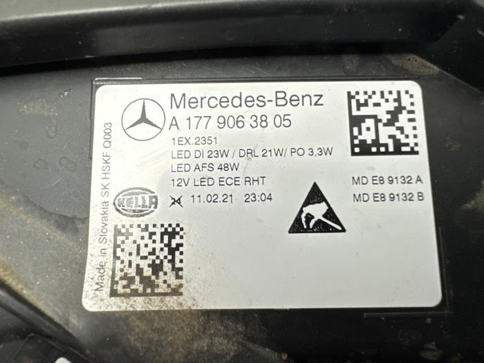 Faro derecha de un Mercedes-Benz A (177.0) 1.5 A-180d 2019