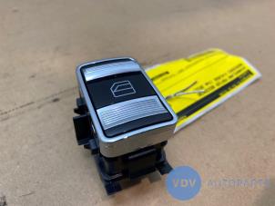Usagé Interrupteur de commande de porte Mercedes S (W221) 3.0 S-350 BlueTec 24V Prix € 18,15 Prix TTC proposé par Autoparts Van De Velde