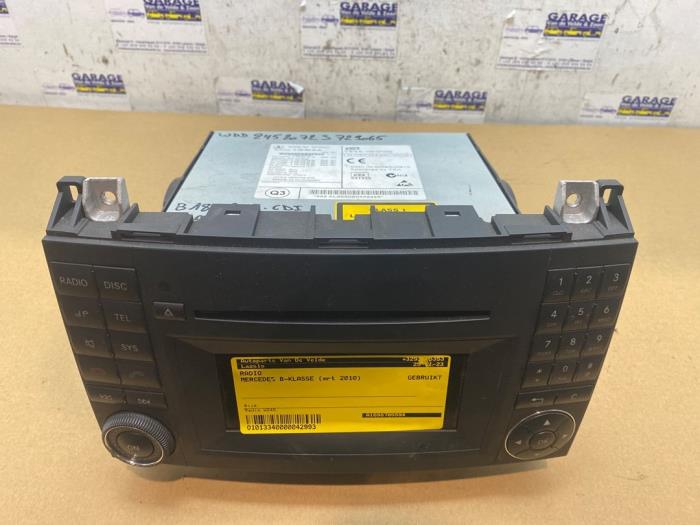 Używane Radio Mercedes B (W245) 1.7 B-170 16V Cena € 90,75 Z VAT oferowane przez Autoparts Van De Velde