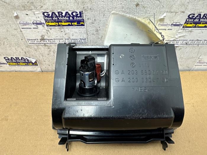 Storage compartment from a Mercedes-Benz C (W203) 1.8 C-200K 16V 2006