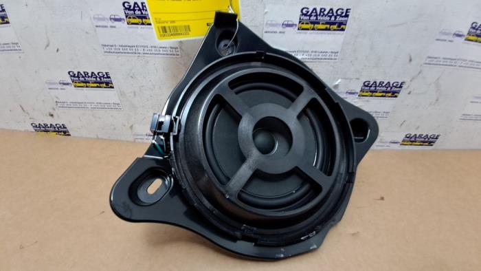 Używane Subwoofer Mercedes C (W205) C-180 1.5 EQ Boost Cena € 36,30 Z VAT oferowane przez Autoparts Van De Velde