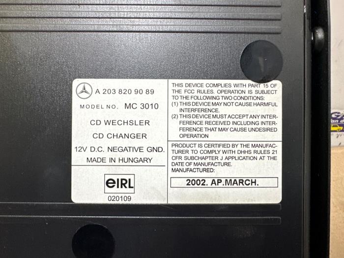 CD player from a Mercedes-Benz C (W203) 2.2 C-220 CDI 16V 2002