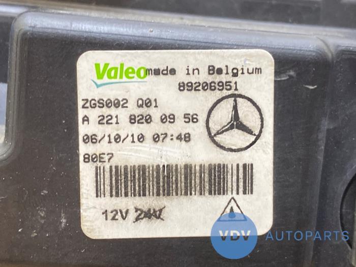 Veilleuse gauche d'un Mercedes-Benz R (W251) 3.0 300 CDI 24V BlueEFFICIENCY 2011