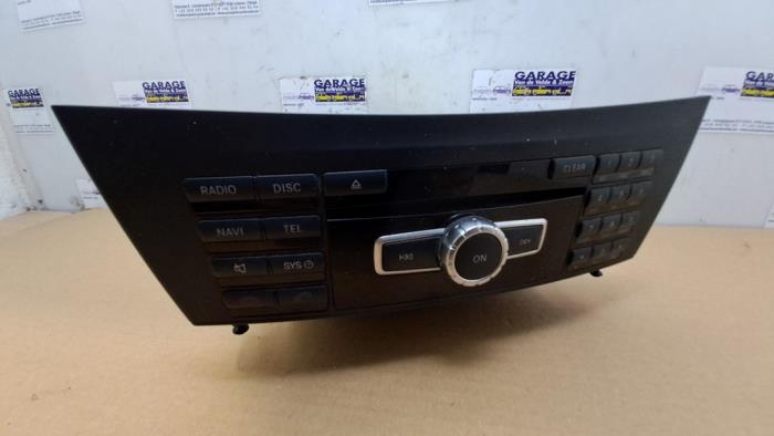 Używane Radio Mercedes C Estate (S204) 2.2 C-180 CDI 16V BlueEFFICIENCY Cena € 108,90 Z VAT oferowane przez Autoparts Van De Velde