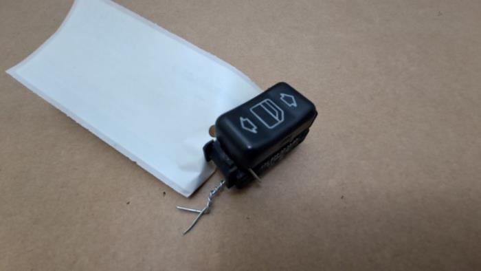 Usados Interruptor de ventanilla eléctrica Mercedes E (W124) 2.0 200 Precio € 18,15 IVA incluido ofrecido por Autoparts Van De Velde