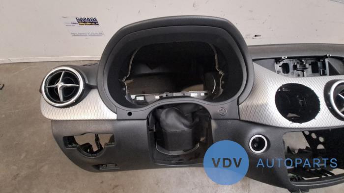 Dashboard from a Mercedes-Benz B (W246) 2.1 B-200 CDI BlueEFFICIENCY, B-200d 16V 2015