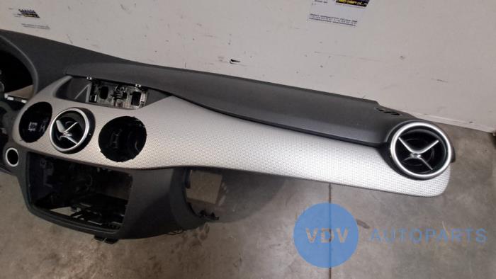 Dashboard from a Mercedes-Benz B (W246) 2.1 B-200 CDI BlueEFFICIENCY, B-200d 16V 2015