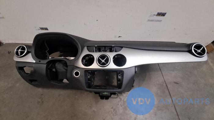 Dashboard from a Mercedes-Benz B (W246) 2.1 B-200 CDI BlueEFFICIENCY, B-200d 16V 2015