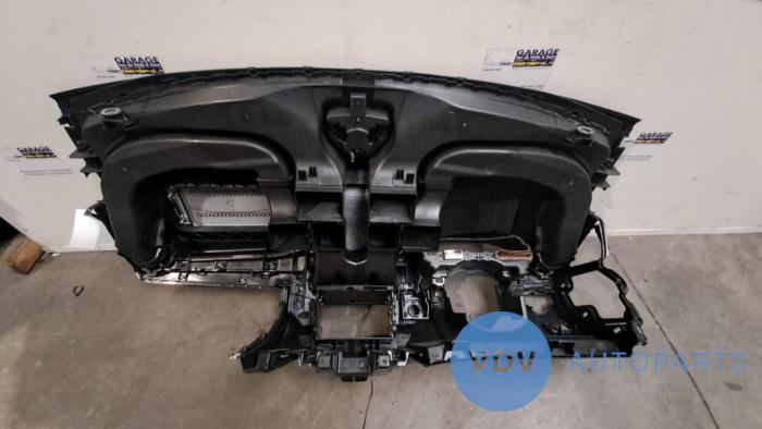 Dashboard from a Mercedes-Benz B (W246) 2.1 B-200 CDI BlueEFFICIENCY, B-200d 16V 2015