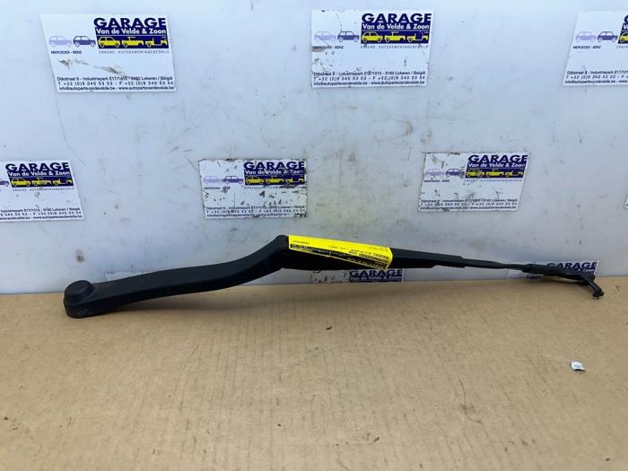 Windshield wiper blade arm