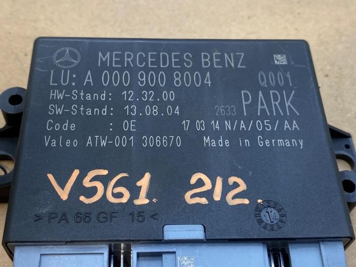 Ordinateur aide au stationnement d'un Mercedes-Benz E (W212) E-220 CDI 16V BlueEfficiency 2012