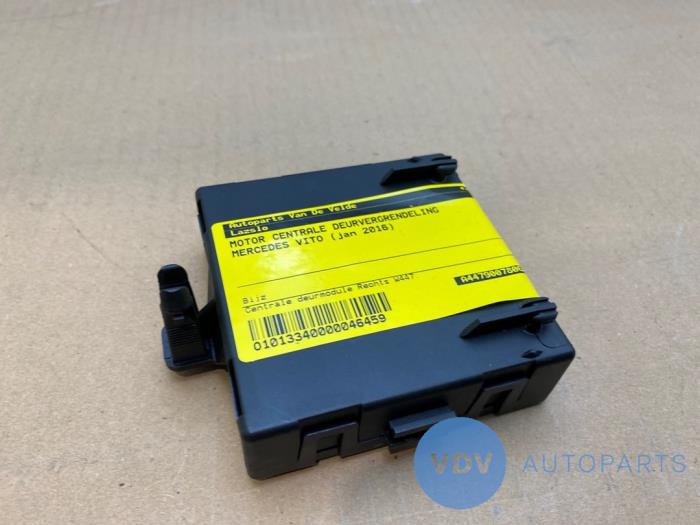 Central locking motor from a Mercedes-Benz Vito (447.6) 2.0 114 CDI 16V 4x4 2016