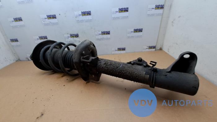 Front shock absorber, right from a Mercedes-Benz C (W204) 1.8 C-180 CGI 16V 2011