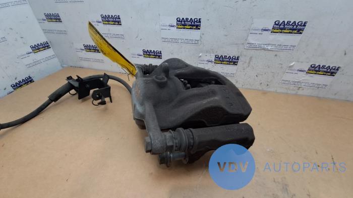 Front brake calliper, left from a Mercedes-Benz CLA Shooting Brake (117.9) 1.6 CLA-180 16V 2015
