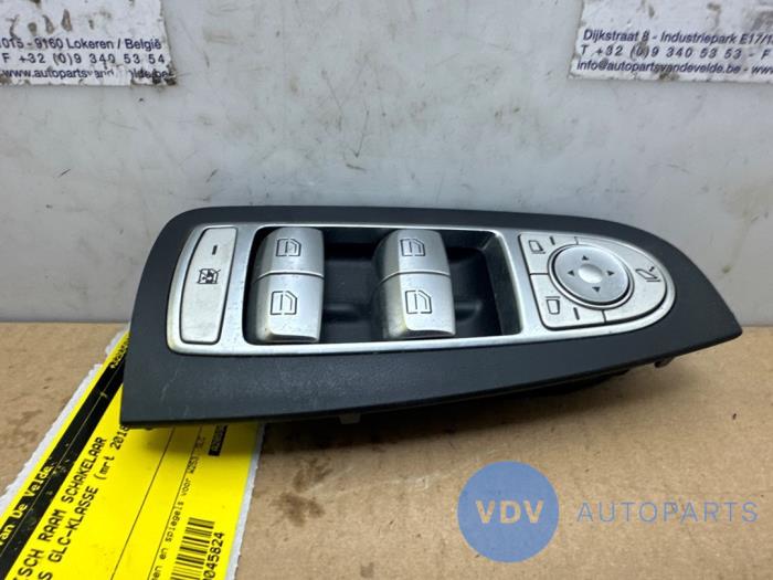Interruptor de ventanilla eléctrica de un Mercedes-Benz GLC (X253) 2.0 250 16V 4-Matic 2018