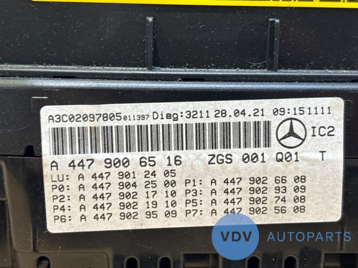 Odometer KM from a Mercedes-Benz V (447.8) 2.0 300d 16V 4-Matic 2021