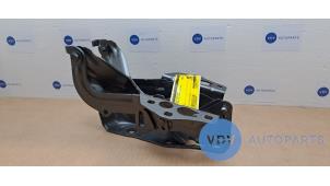 Używane Zawias pokrywy silnika Mercedes GLC (X253) 2.0 250 16V 4-Matic Cena € 48,40 Z VAT oferowane przez Autoparts Van De Velde