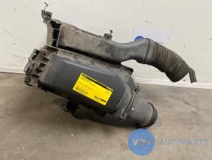 Używane Obudowa filtra powietrza Mercedes CLA Shooting Brake (117.9) 1.6 CLA-180 16V Cena na żądanie oferowane przez Autoparts Van De Velde