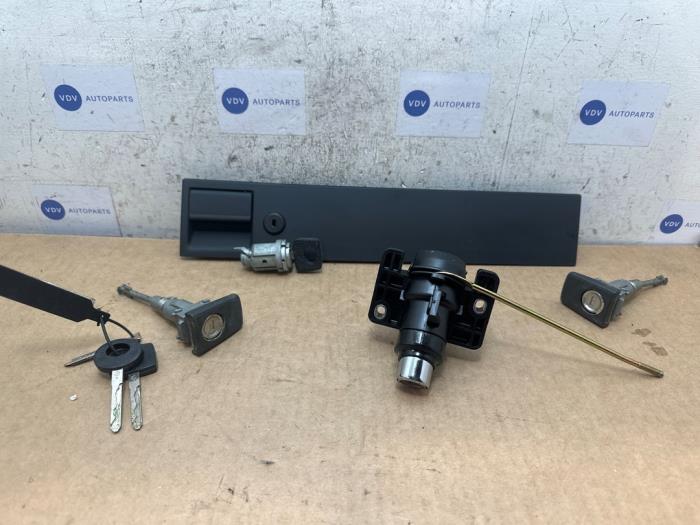 Gebrauchte Schlossset Mercedes 190 (W201) 2.0 E Preis € 484,00 Mit Mehrwertsteuer angeboten von Autoparts Van De Velde