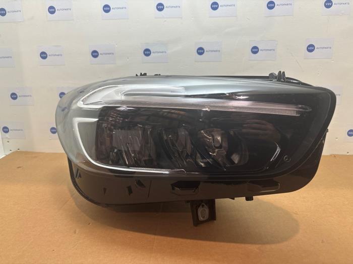 Używane Reflektor prawy Mercedes B (W247) 1.3 B-250 e Turbo 16V Cena € 877,25 Z VAT oferowane przez Autoparts Van De Velde
