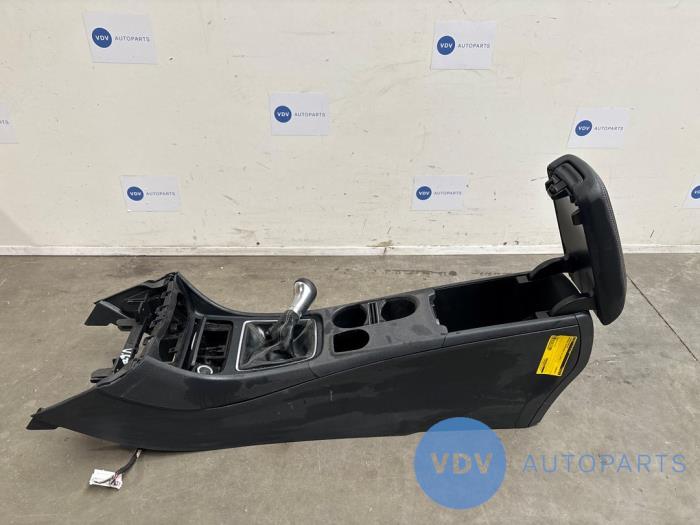 Middle console from a Mercedes-Benz GLA (156.9) 2.2 200 CDI, d 16V 2015