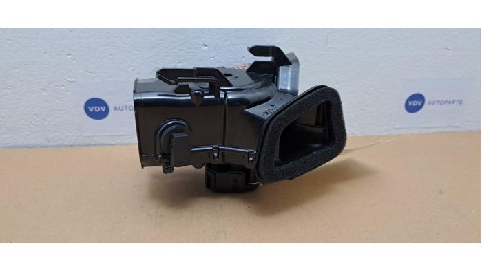Begagnade Lufttratt Mercedes GLC (X253) 2.0 260 16V 4-Matic Pris € 18,15 Inklusive moms erbjuds av Autoparts Van De Velde
