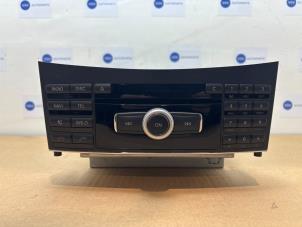 Używane Radio Mercedes E (W212) E-220 CDI 16V BlueEfficiency,BlueTEC Cena na żądanie oferowane przez Autoparts Van De Velde