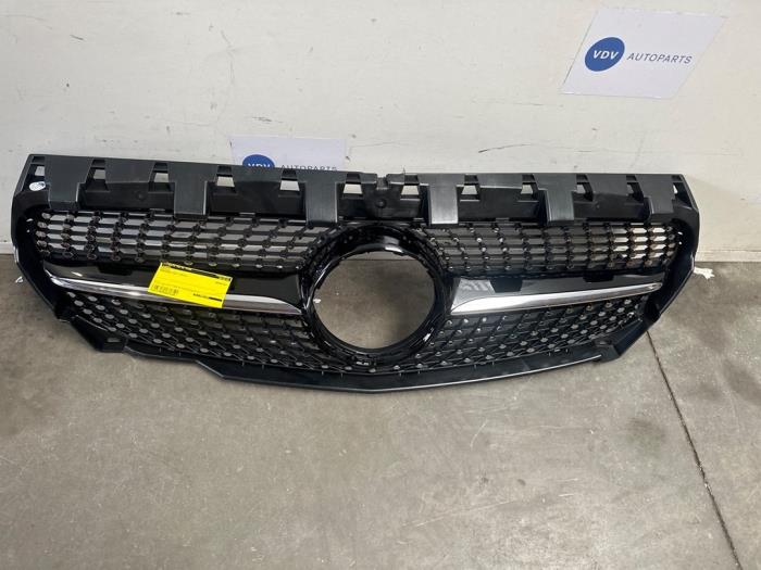 Grille from a Mercedes-Benz CLA (117.3) 1.8 CLA-200 CDI 16V 2014