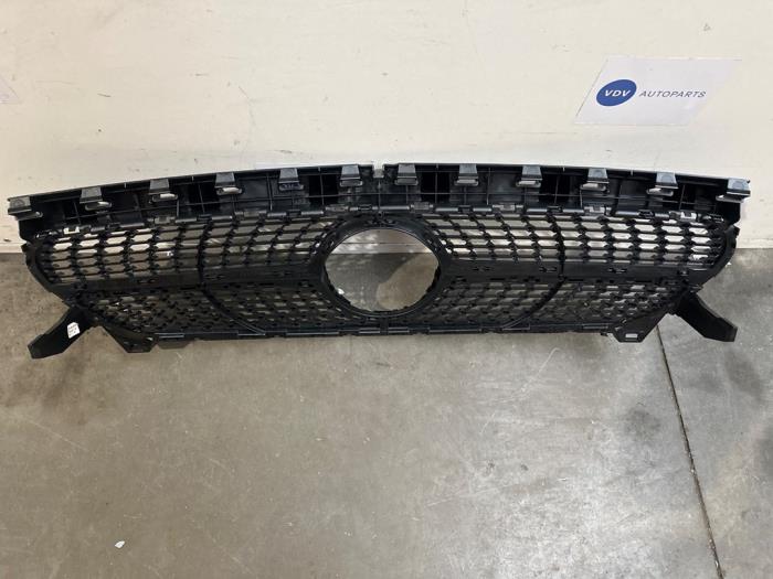 Grille from a Mercedes-Benz CLA (117.3) 1.8 CLA-200 CDI 16V 2014