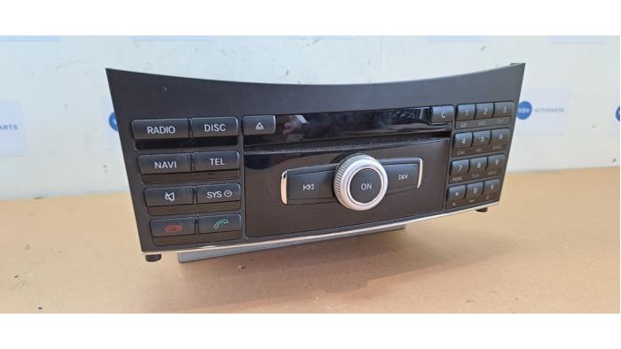 Używane Radio Mercedes E (W212) E-220 CDI 16V BlueEfficiency,BlueTEC Cena € 181,50 Z VAT oferowane przez Autoparts Van De Velde