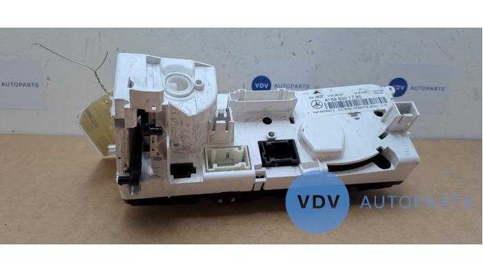 Värmekontrollpanel från en Mercedes-Benz B (W245) 2.0 B-200 CDI 16V 2007