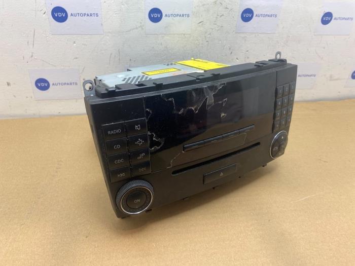 Używane Radio Mercedes CLK (R209) 1.8 200 K 16V Cena € 121,00 Z VAT oferowane przez Autoparts Van De Velde