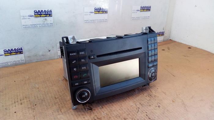 Używane Radio Mercedes A (W169) 2.0 A-180 CDI 16V 5-Drs. Cena € 90,75 Z VAT oferowane przez Autoparts Van De Velde