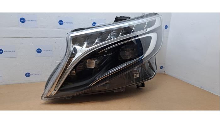 Używane Reflektor lewy Mercedes V (447.8) 2.0 300d 16V Cena € 1.270,50 Z VAT oferowane przez Autoparts Van De Velde